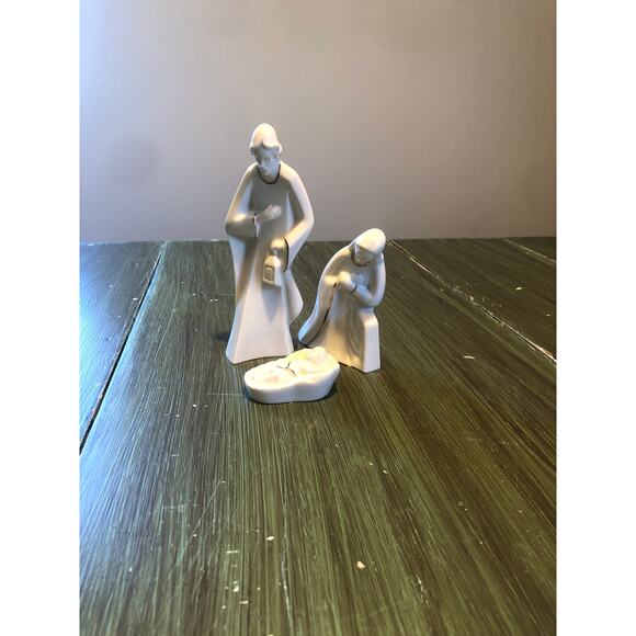 Mikasa EUC 3 Piece Small Nativity Set KT421/995 - Joseph, Mary, Baby Jesus - Picture 1 of 4